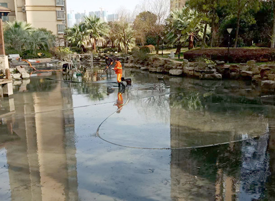 江汉景观池淤泥清理