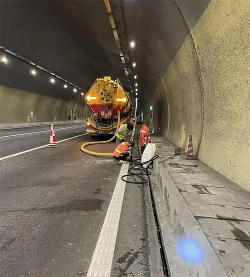 江汉隧道排水渠清淤